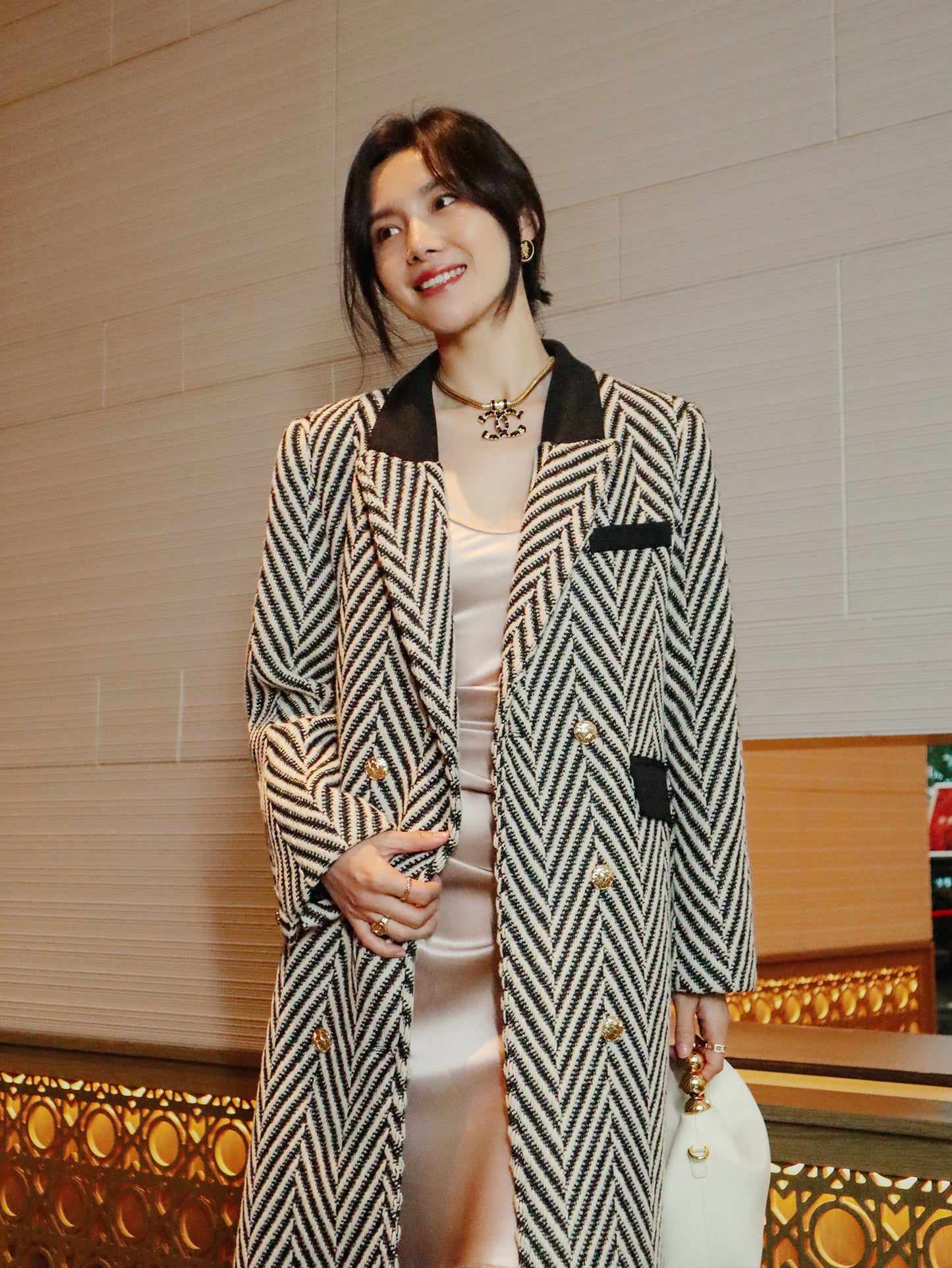 Design sense niche high-end black and white herringbone stitching classic suit collar long coat- Duli